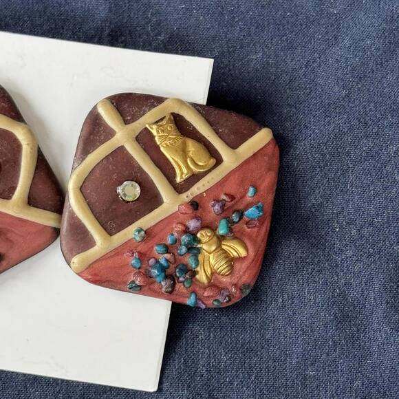 RARE Vintage Square Pierced Earrings Cat Bee Red Retro Antique Unique - Picture 2 of 6